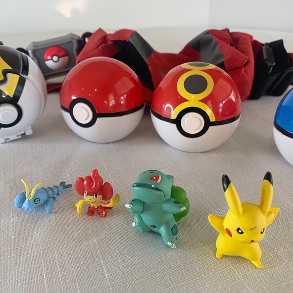 Pokemon Trainer kit with fire-type pouch, poke balls and figures - Picture 2 of 6